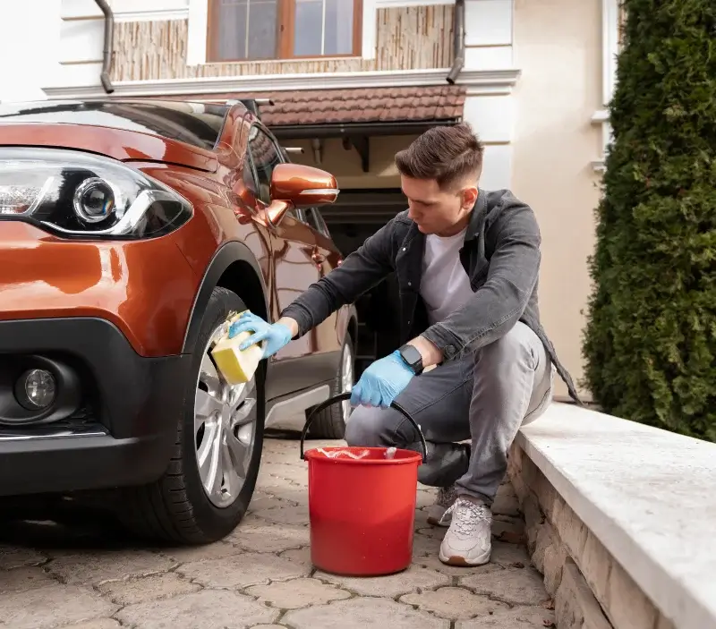Lavage auto à domicile Hévilliers : professionnel intervenant sur un véhicule